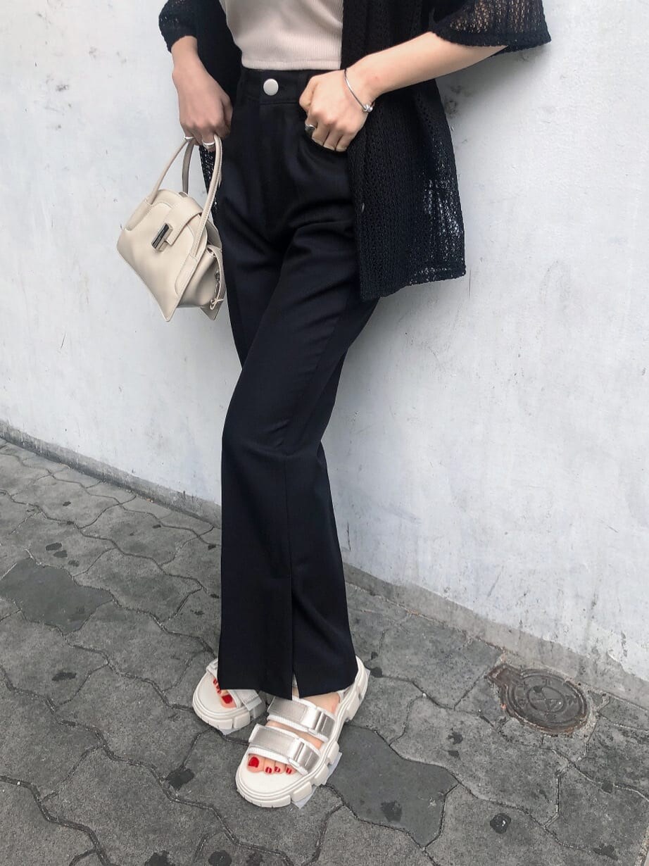 ブラック系のスラックス、ホワイト系のサンダル、ブラック系のシャツ/ブラウスを着用したレディースの春コーディネートの7枚目の写真