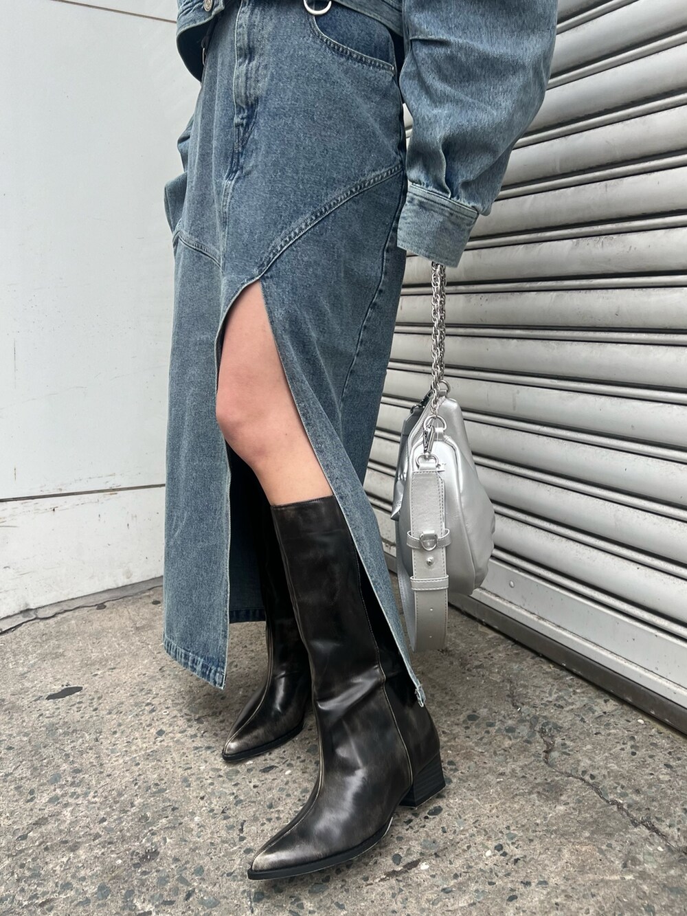 ブラウン系のブーツ、グレー系のTシャツ/カットソー、ブルー系のその他トップスを着用したレディースの冬コーディネートの6枚目の写真