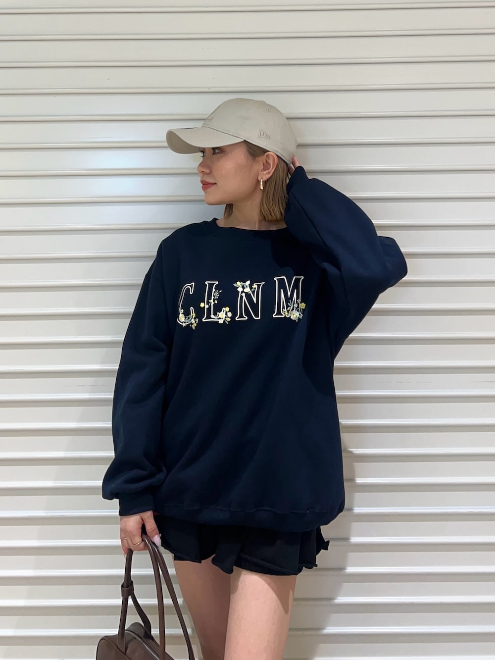 ブラウン系のボストンバッグ、ブラック系のその他パンツ、ブルー系のスウェットを着用したレディースの冬コーディネートの4枚目の写真