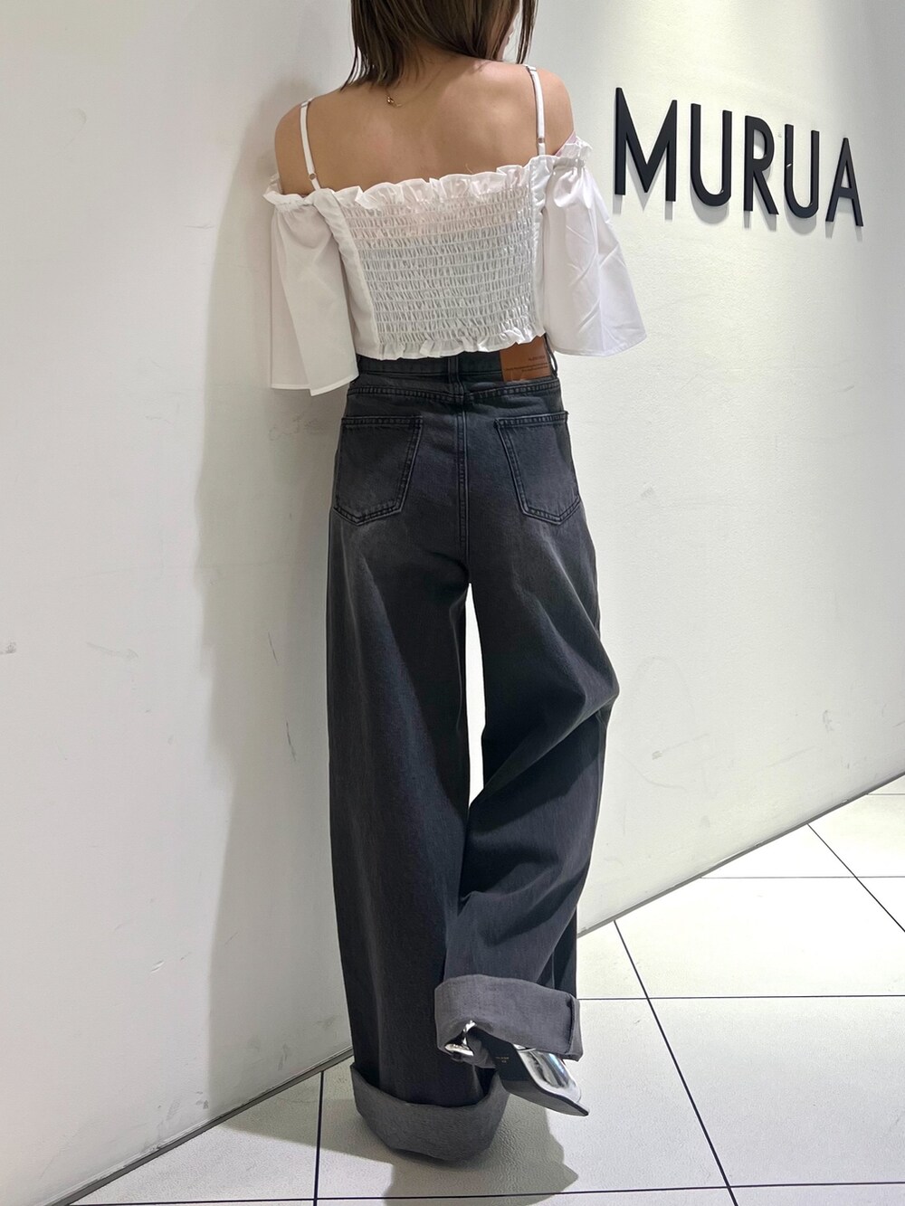 ブラック系のデニムパンツ、ホワイト系のシャツ/ブラウス、シルバー系のサンダルを着用したレディースの夏コーディネートの6枚目の写真