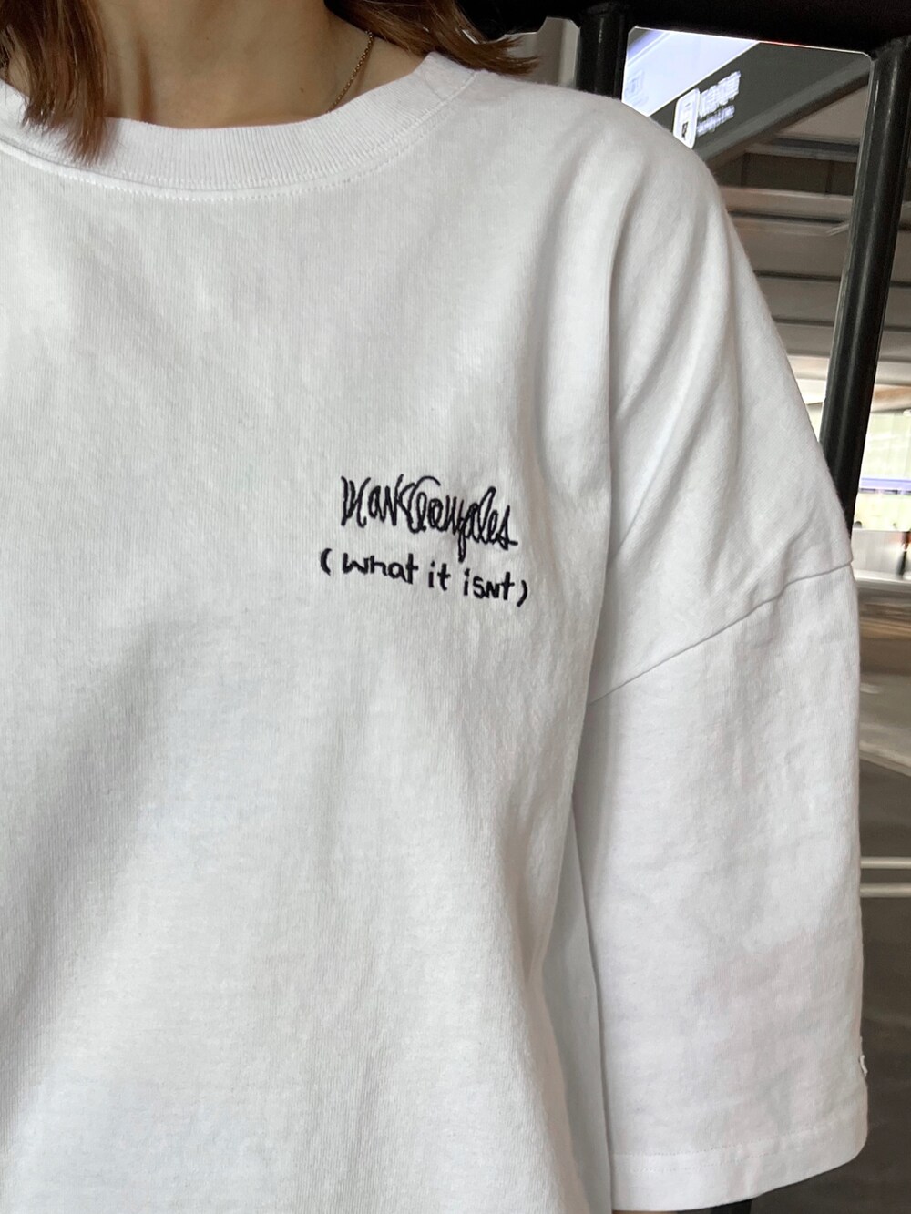 ブラック系のサンダル、ブラック系のスカート、ホワイト系のTシャツ/カットソーを着用したレディースの春コーディネートの7枚目の写真