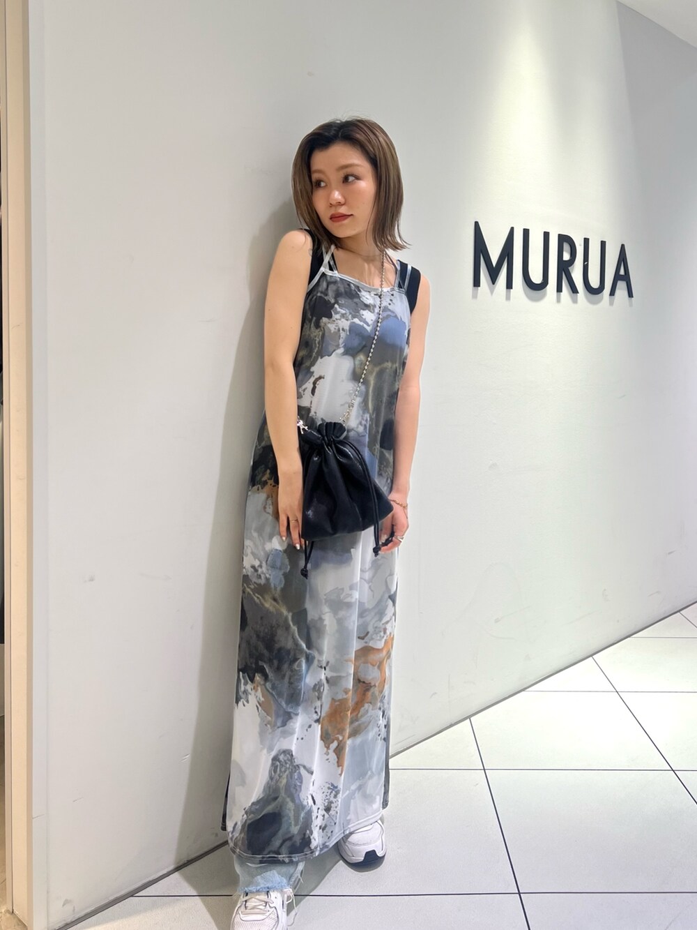 ブラック系のニット/セーター、グレー系のワンピース、ブラック系のショルダーバッグを着用したレディースの夏コーディネートの4枚目の写真