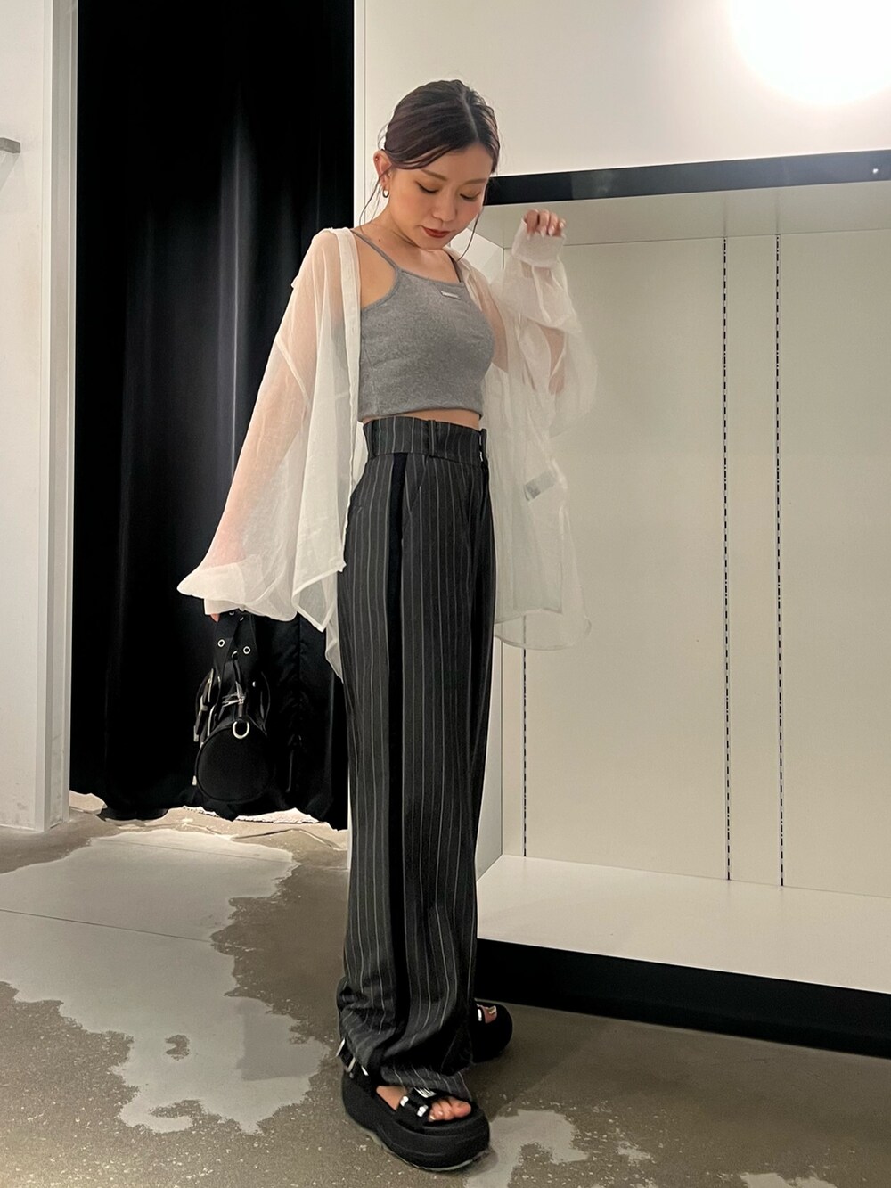 ホワイト系のシャツ/ブラウス、グレー系のキャミソール、グレー系のスラックスを着用したレディースの春コーディネートの4枚目の写真