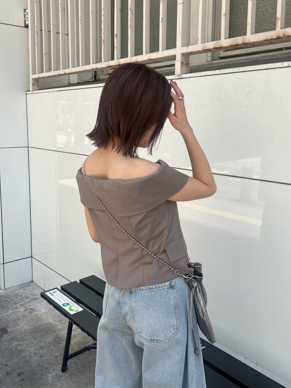 ブラウン系のシャツ/ブラウス、ブルー系のデニムパンツ、シルバー系のサンダルを着用したレディースの夏コーディネートの7枚目の写真