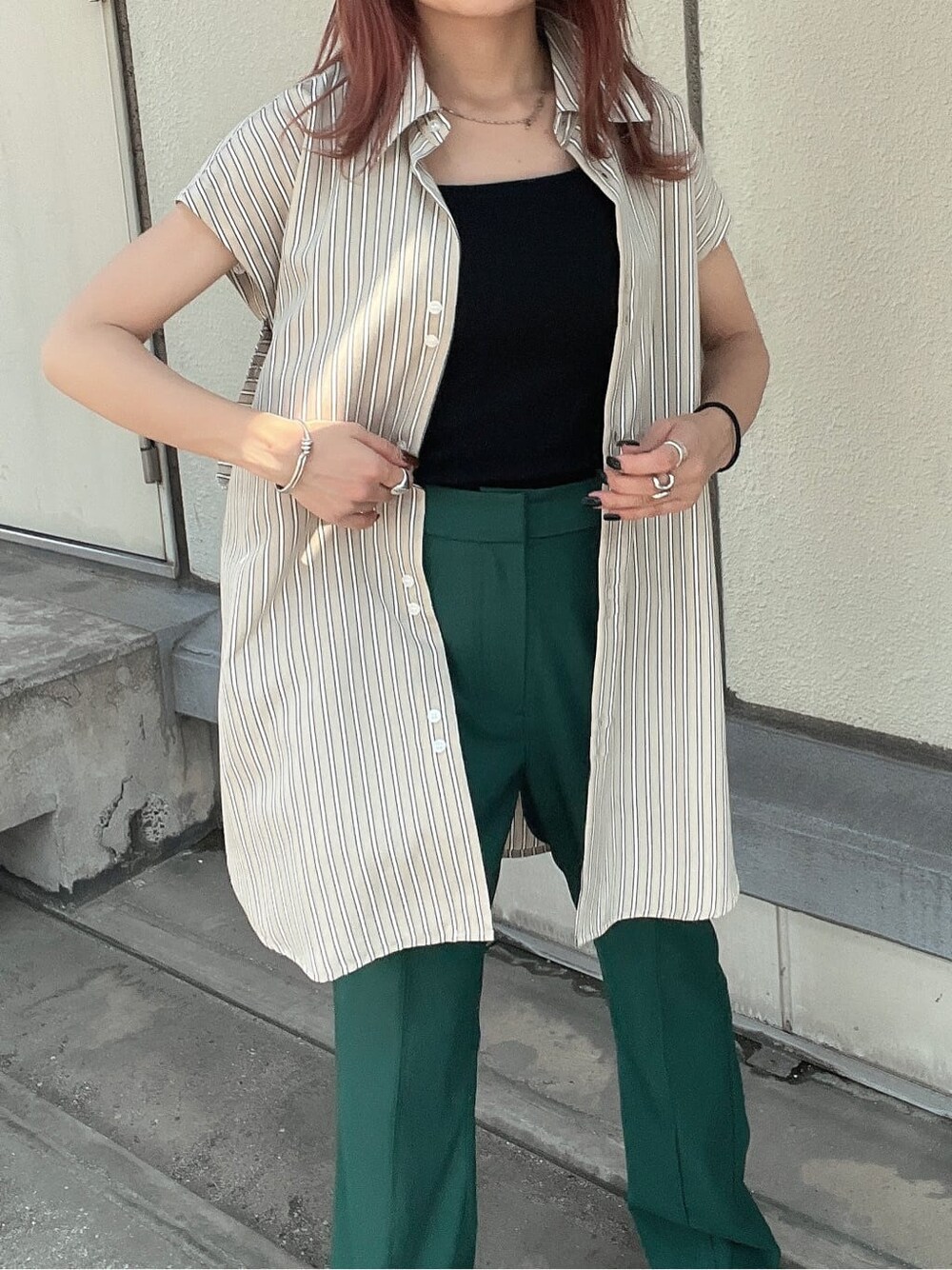 ブラック系のキャミソール、その他のシャツ/ブラウス、グリーン系のスラックスを着用したレディースの夏コーディネートの7枚目の写真