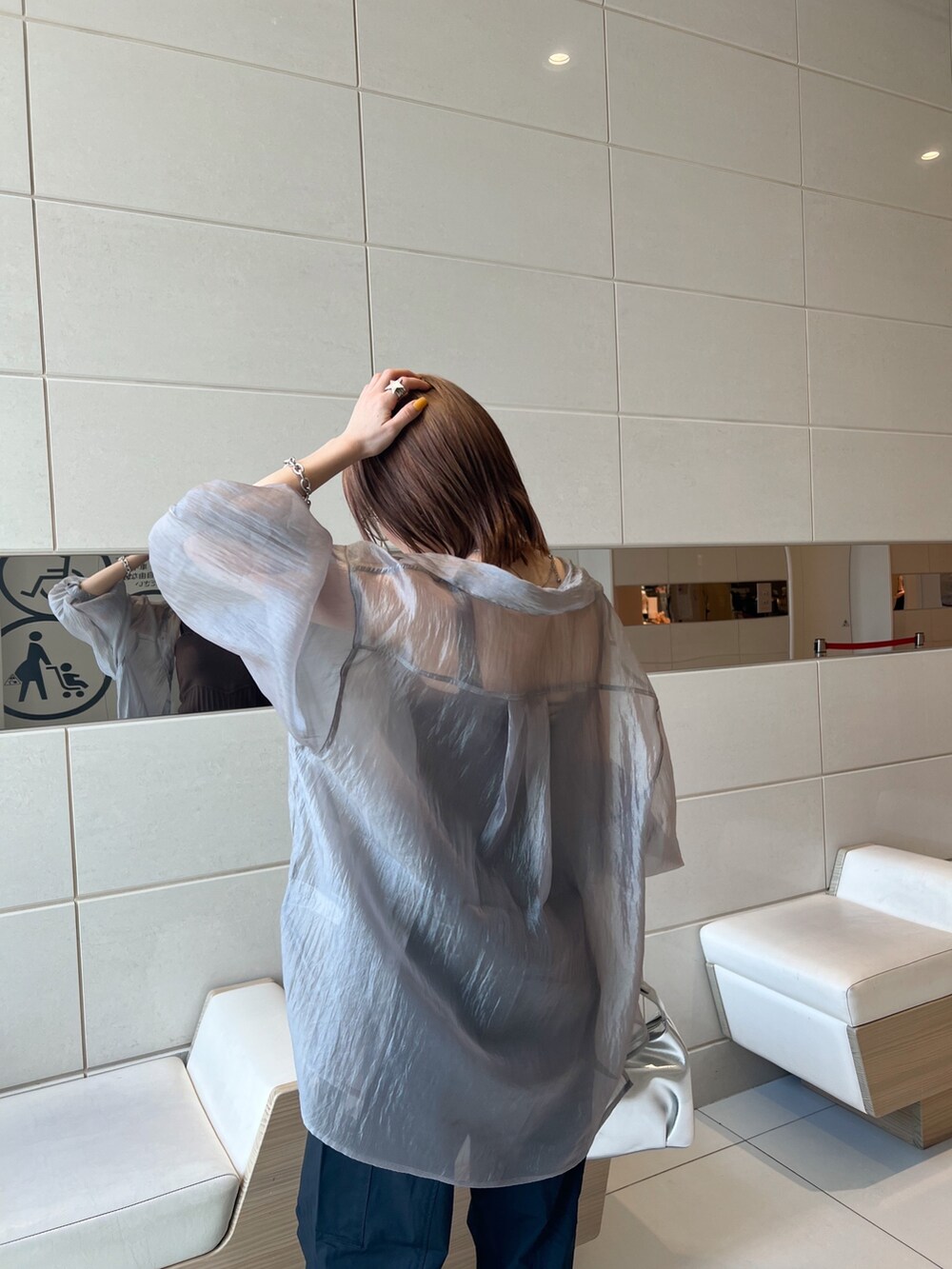 ブラウン系のニット/セーター、ブラック系のカーゴパンツ、ブラック系のサンダルを着用したレディースの春コーディネートの5枚目の写真