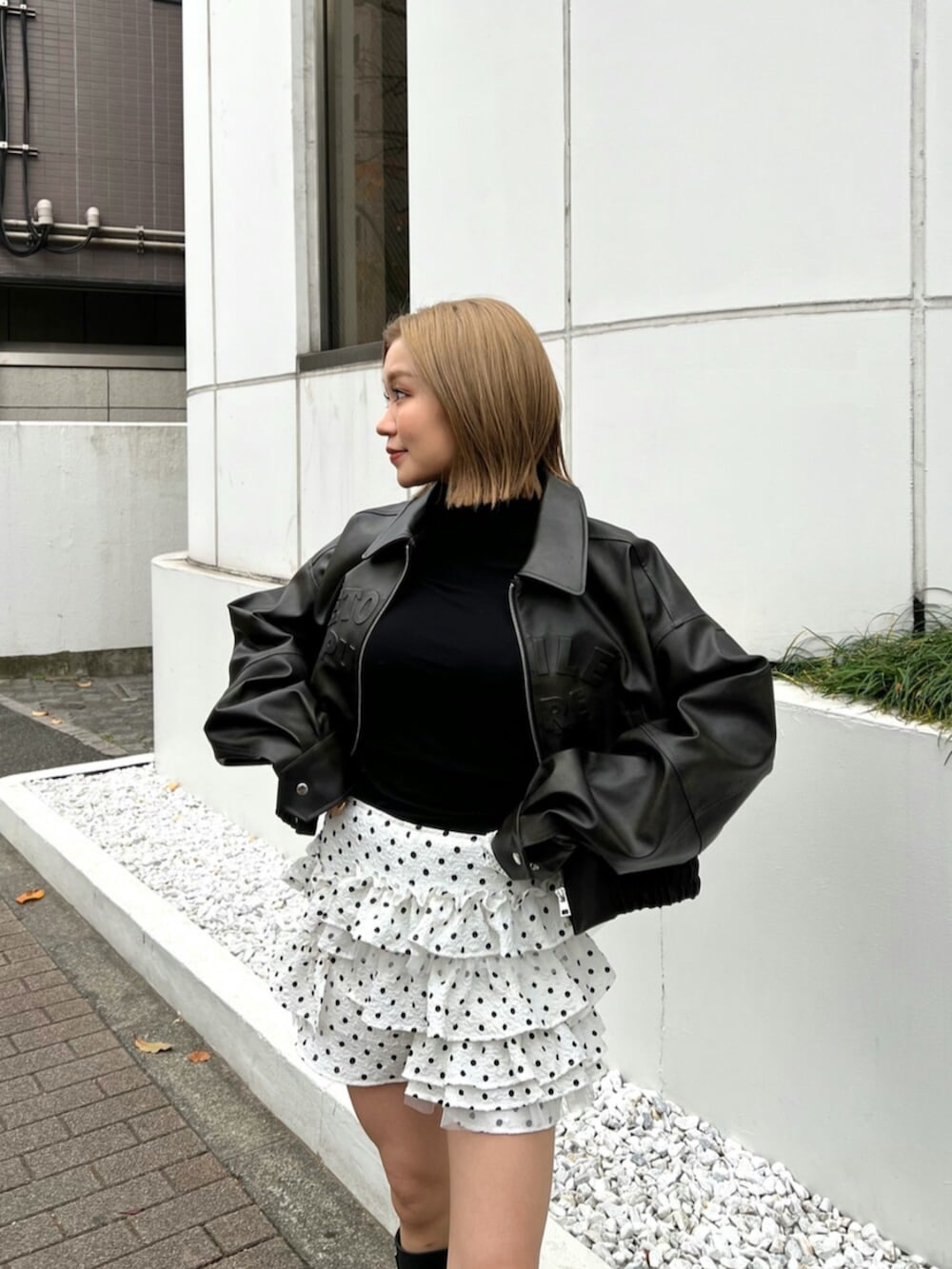 ブラック系のブーツ、ホワイト系のその他パンツ、ブラック系のTシャツ/カットソーを着用したレディースの冬コーディネートの4枚目の写真