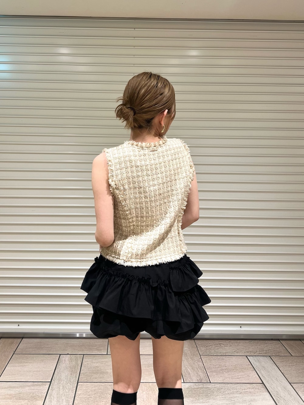 ベージュ系のベスト、ブラック系のその他パンツを着用したレディースの夏コーディネートの5枚目の写真