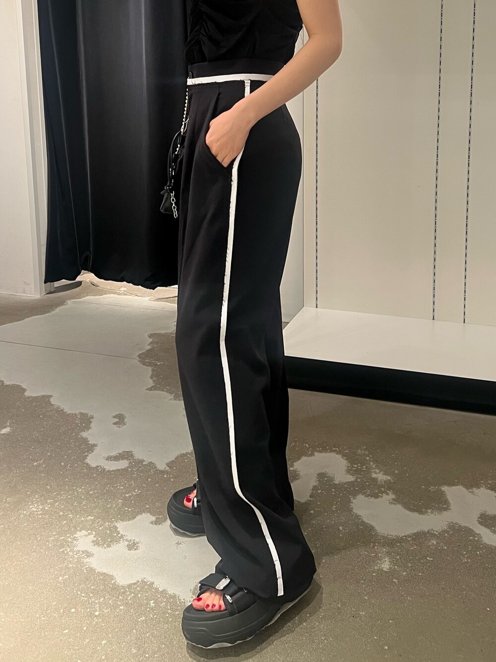 ブラック系のその他パンツ、ブラック系のサンダル、ブラック系のショルダーバッグを着用したレディースの夏コーディネートの5枚目の写真