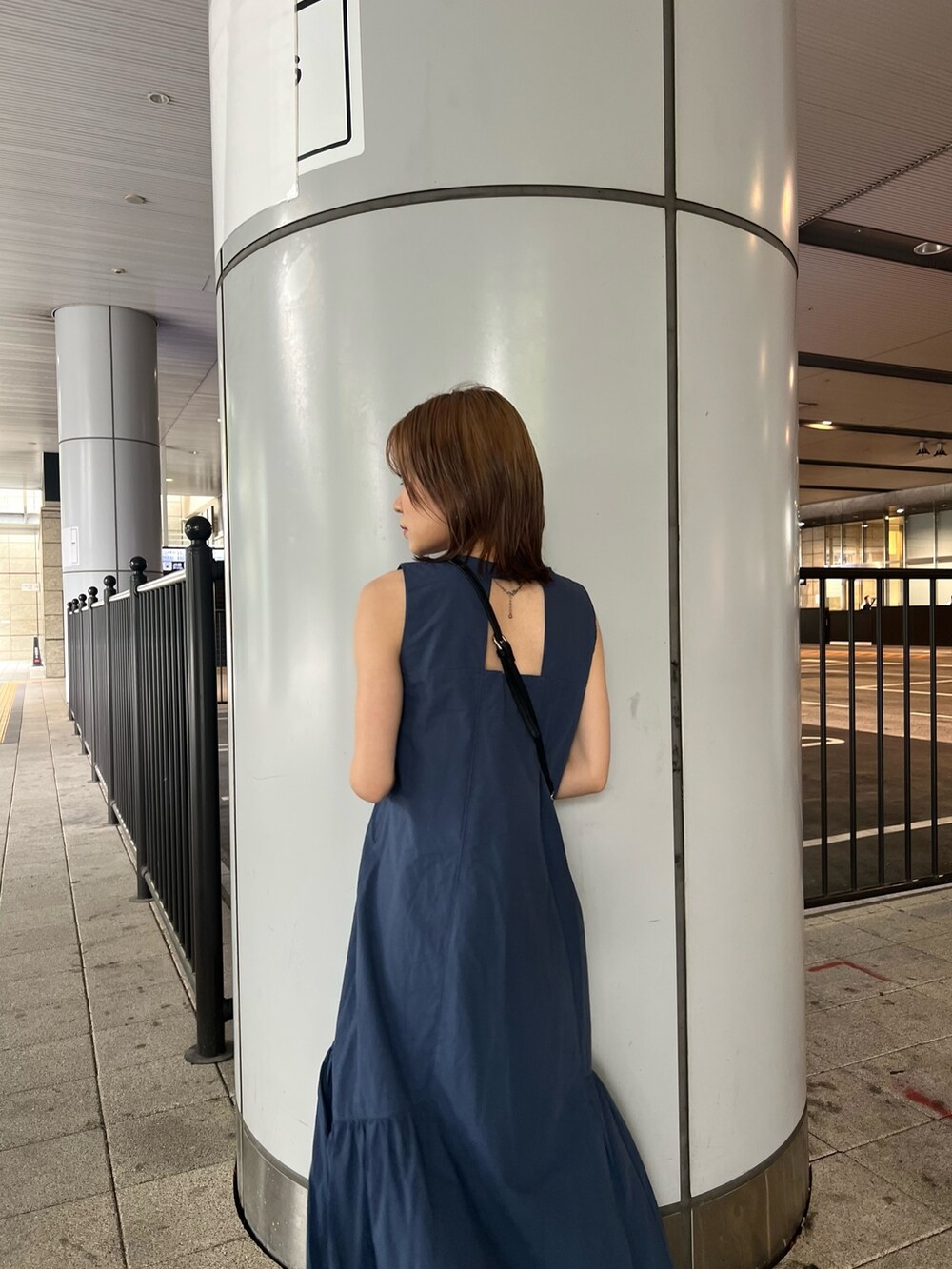 その他のサンダル、ブラック系のハンドバッグ、ブルー系のワンピースを着用したレディースの夏コーディネートの6枚目の写真