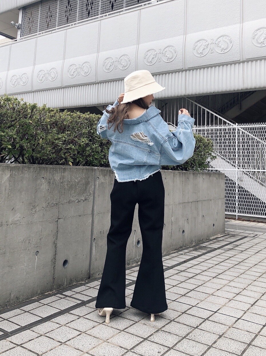 ブラック系のその他パンツ、ホワイト系のショルダーバッグ、ホワイト系のニット/セーターを着用したレディースの春コーディネートの3枚目の写真