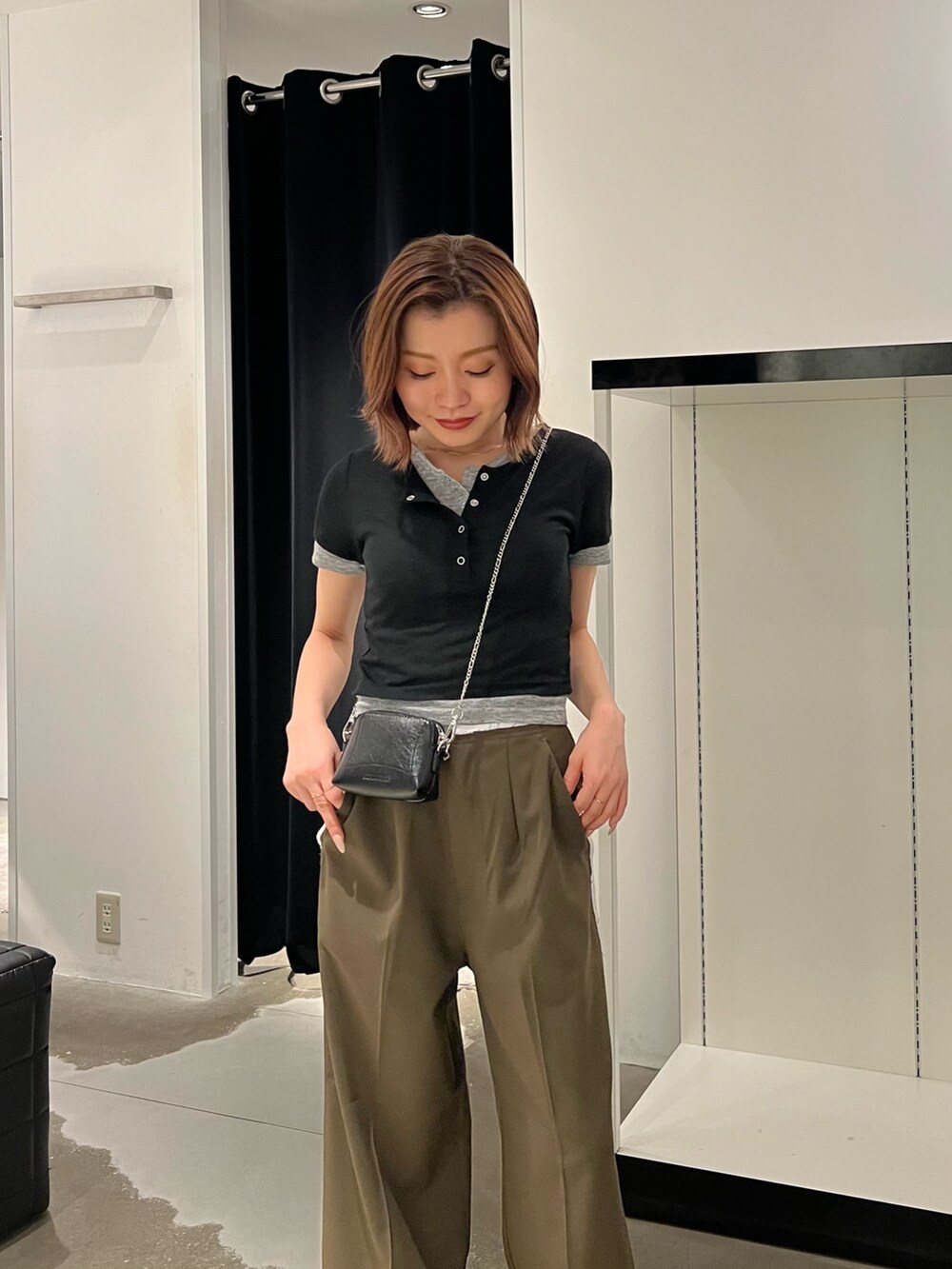 ブラック系のTシャツ/カットソー、ブラック系のサンダル、ブラック系のショルダーバッグを着用したレディースの夏コーディネートの5枚目の写真