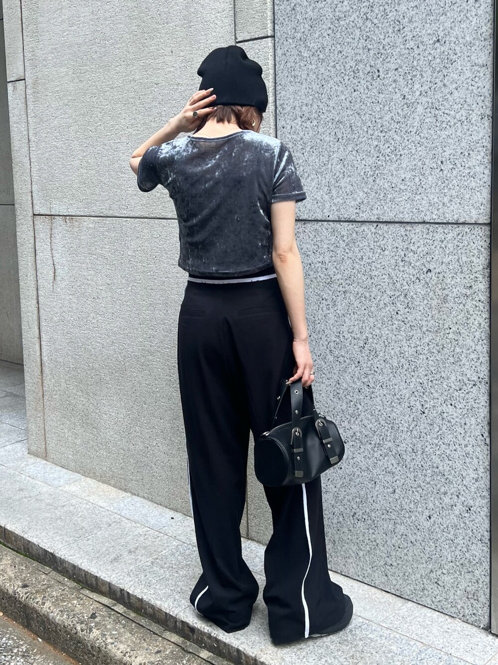 ブルー系のTシャツ/カットソー、ブラック系のその他パンツ、ブラック系のサンダルを着用したレディースの夏コーディネートの2枚目の写真