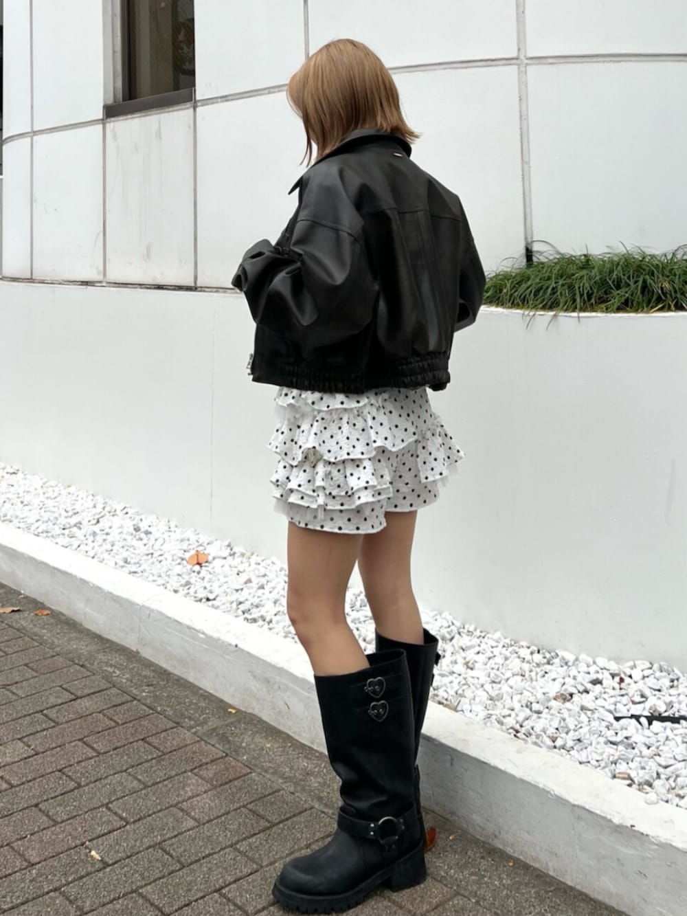 ブラック系のブーツ、ホワイト系のその他パンツ、ブラック系のTシャツ/カットソーを着用したレディースの冬コーディネートの3枚目の写真