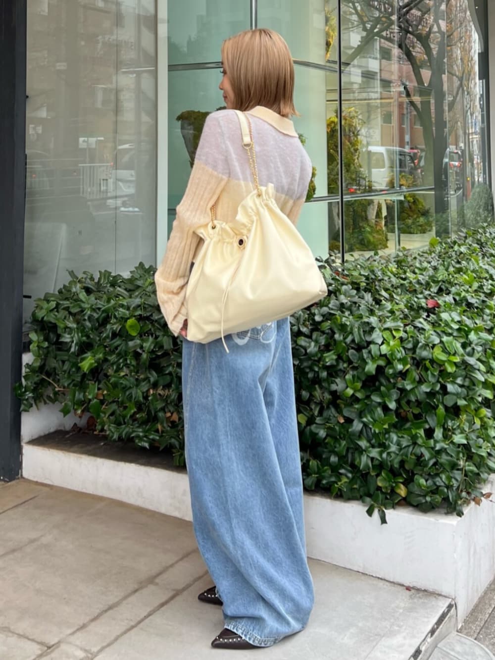 ブルー系のその他パンツ、イエロー系のショルダーバッグ、イエロー系のニット/セーターを着用したレディースの冬コーディネートの2枚目の写真