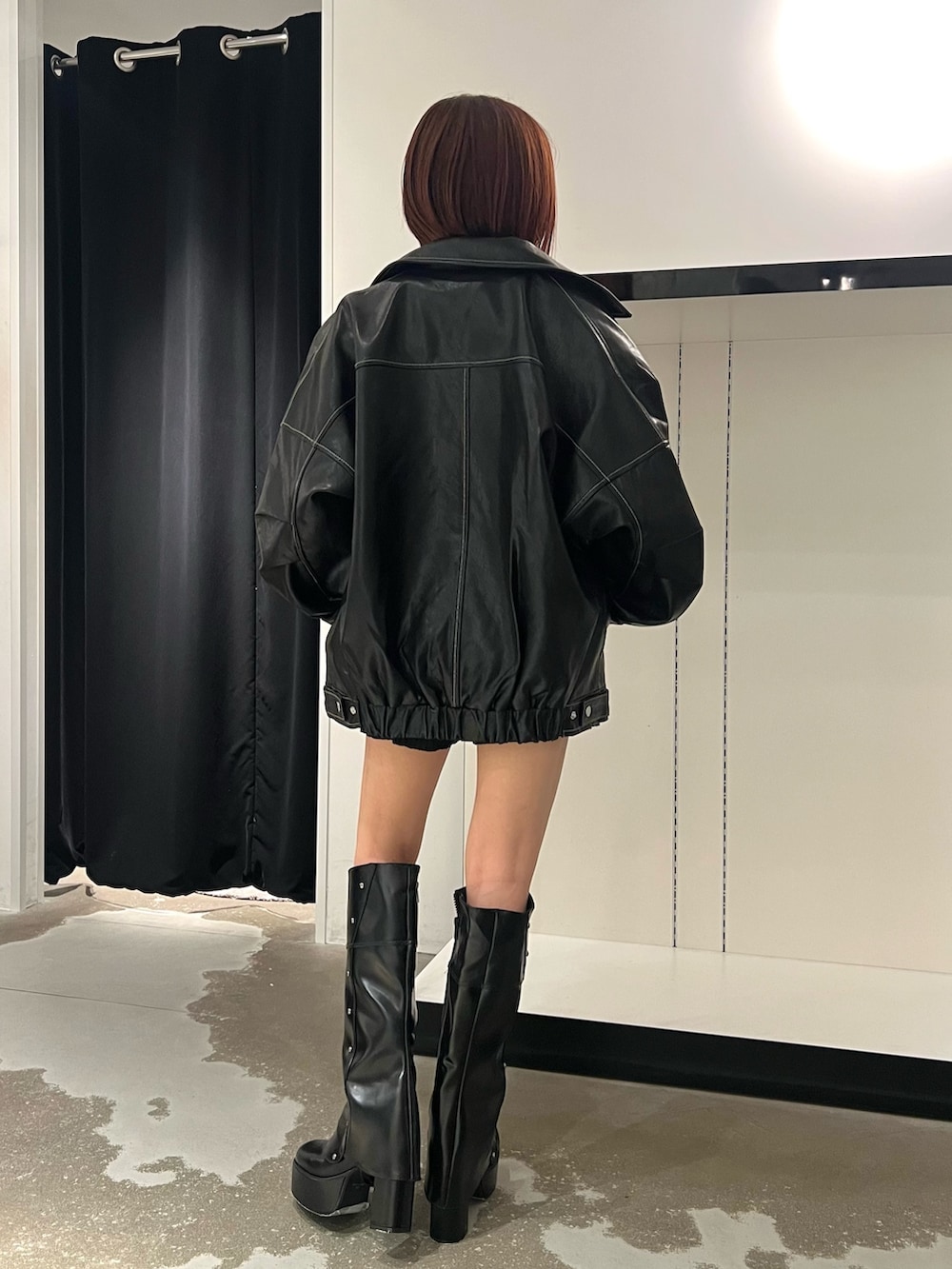 ブラック系のブーツ、ブラック系のその他パンツ、ブラック系のブルゾンを着用したレディースの秋コーディネートの2枚目の写真