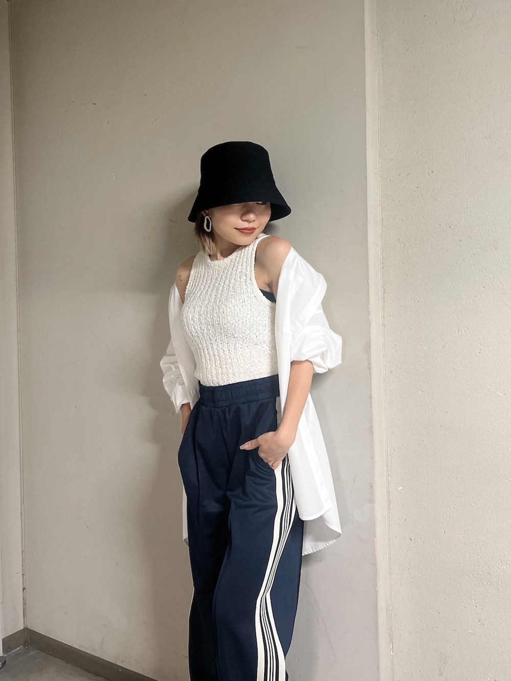 ホワイト系のタンクトップ、ホワイト系のシャツ/ブラウス、ブルー系のその他パンツを着用したレディースの夏コーディネートの5枚目の写真
