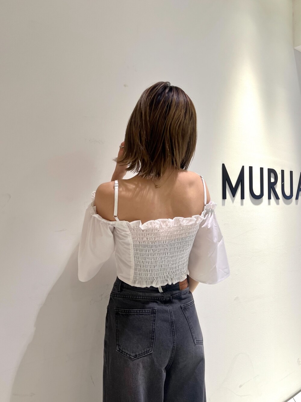 ブラック系のデニムパンツ、ホワイト系のシャツ/ブラウス、シルバー系のサンダルを着用したレディースの夏コーディネートの5枚目の写真