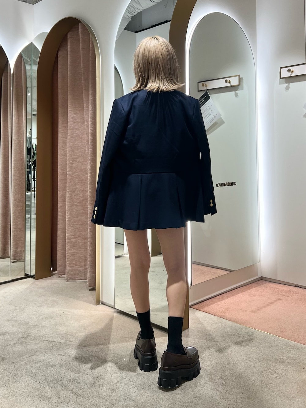 ブルー系のテーラードジャケット、ブラウン系のローファー、ブルー系のその他パンツを着用したレディースの秋コーディネートの3枚目の写真