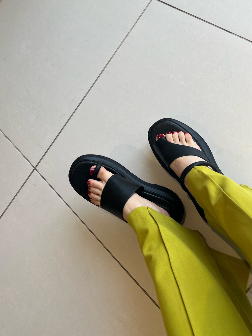 ホワイト系のシャツ/ブラウス、ホワイト系のタンクトップ、ブラック系のトートバッグを着用したレディースの春コーディネートの8枚目の写真