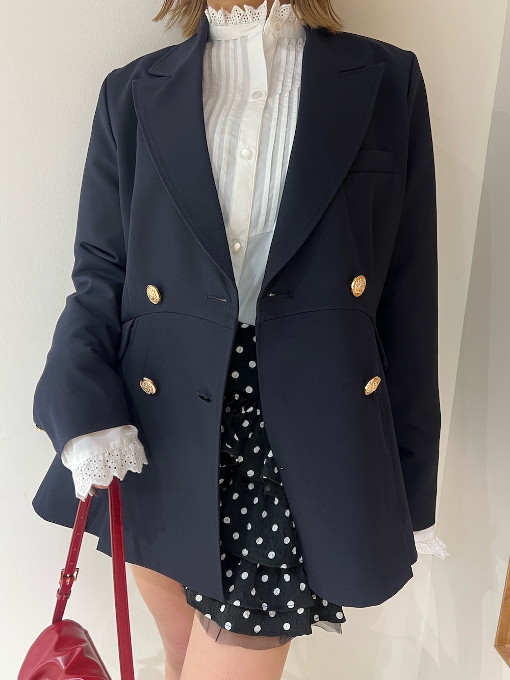 ブラック系のその他パンツ、ブルー系のノーカラージャケット、ホワイト系のシャツ/ブラウスを着用したレディースの冬コーディネートの5枚目の写真