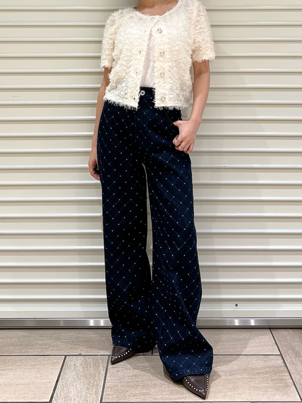 ブルー系のデニムパンツ、ホワイト系のカーディガン/ボレロを着用したレディースの夏コーディネートの6枚目の写真