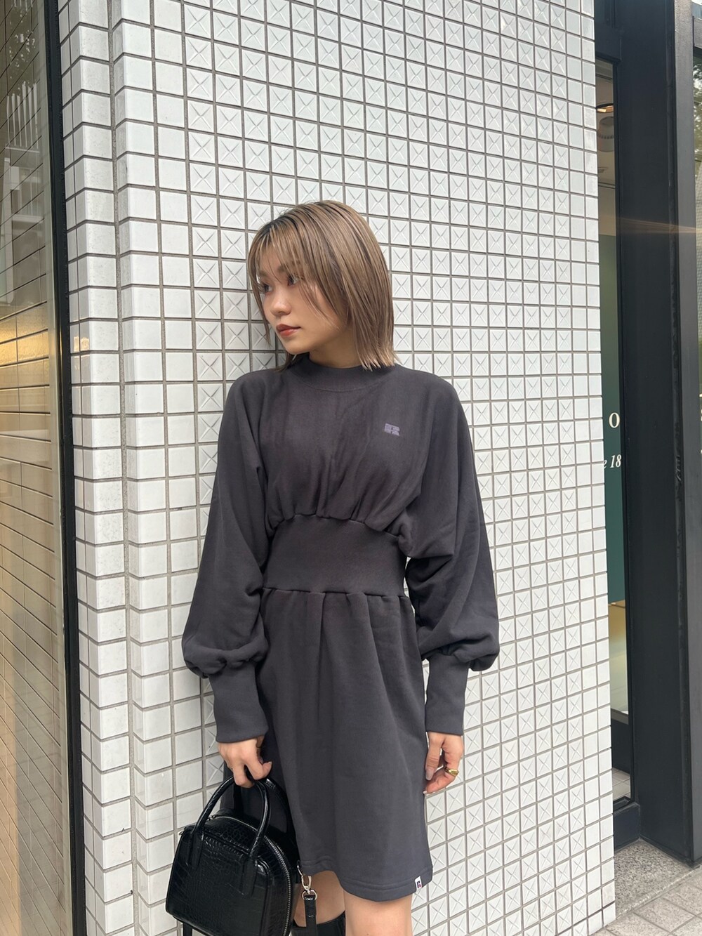 グレー系のワンピース、ブラック系のブーツ、ブラック系のボストンバッグを着用したレディースの夏コーディネートの4枚目の写真