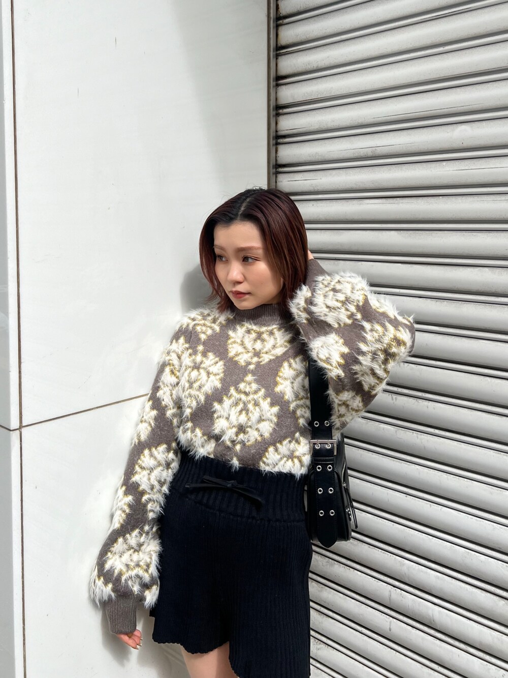 ブラウン系のニット/セーター、ブラック系のハンドバッグ、ブラック系のその他パンツを着用したレディースの秋コーディネートの5枚目の写真