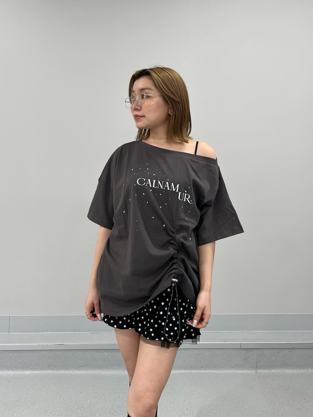 グレー系のTシャツ/カットソー、ブラック系のその他パンツを着用したレディースの夏コーディネートの4枚目の写真