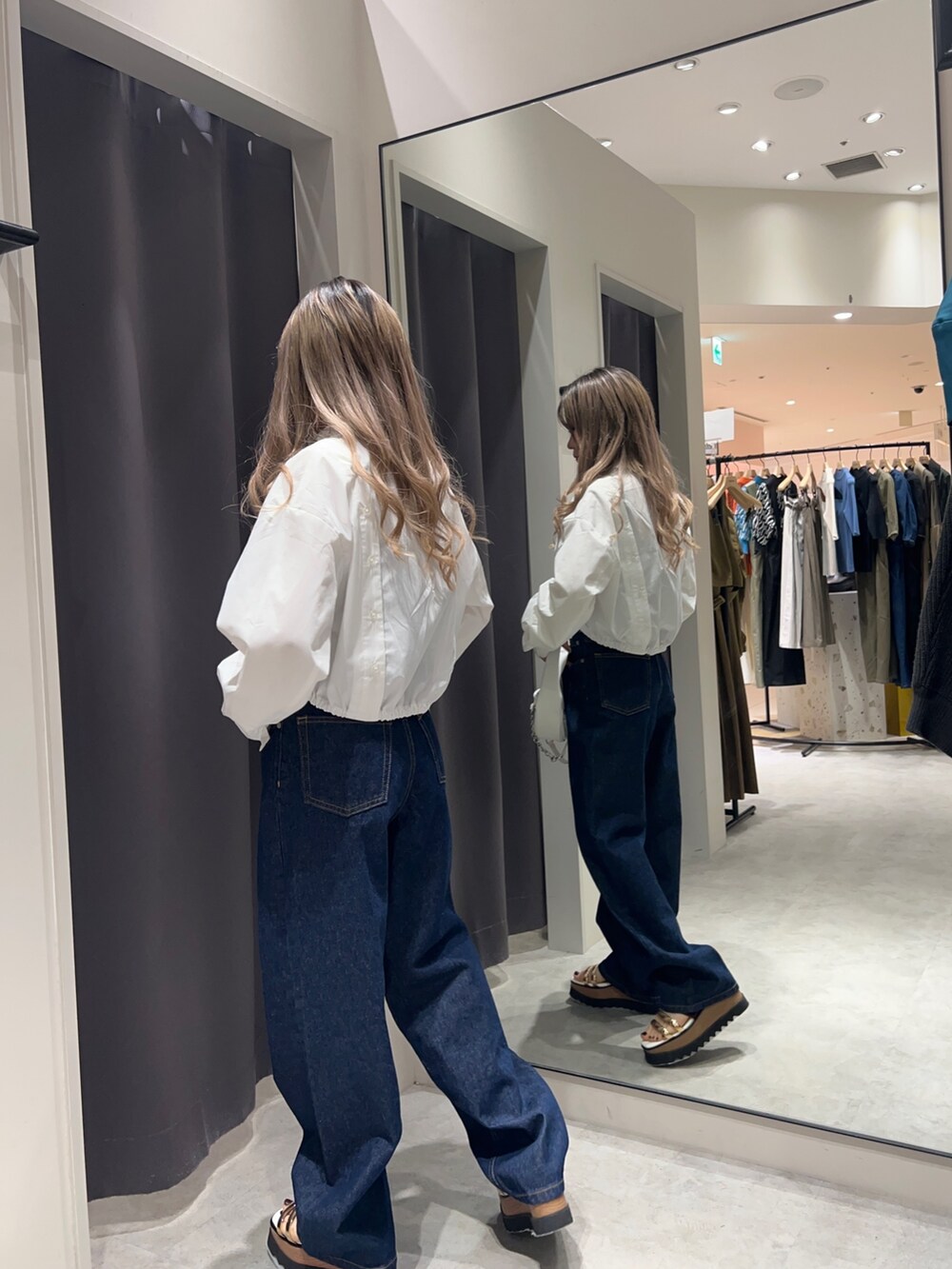 ホワイト系のシャツ/ブラウス、ホワイト系のハンドバッグ、その他のサンダルを着用したレディースの春コーディネートの4枚目の写真