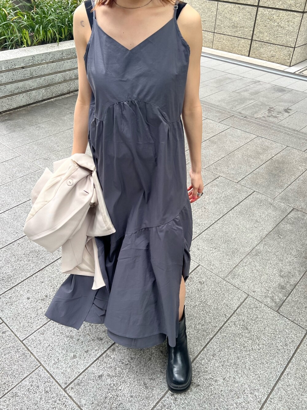 ベージュ系のテーラードジャケット、ブラウン系のニット/セーター、グレー系のワンピースを着用したレディースの春コーディネートの8枚目の写真