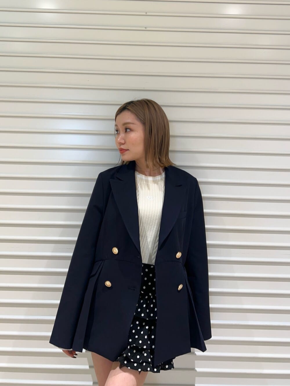 グレー系のニット/セーター、ブラック系のその他パンツ、ブルー系のノーカラージャケットを着用したレディースの冬コーディネートの5枚目の写真