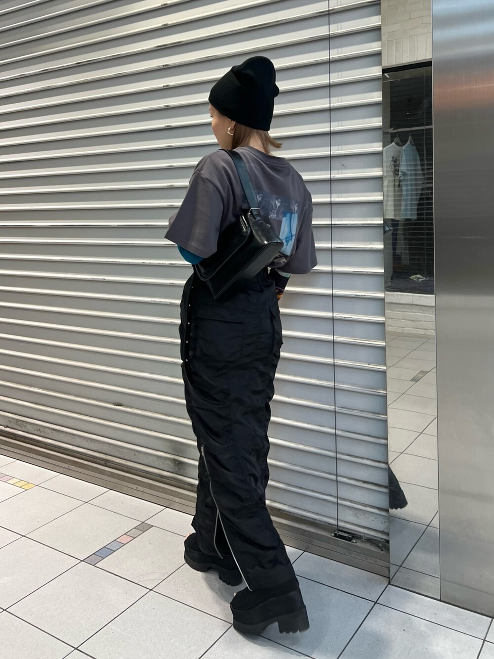 グレー系のTシャツ/カットソー、その他のTシャツ/カットソー、ブラック系のブーツを着用したレディースの春コーディネートの3枚目の写真