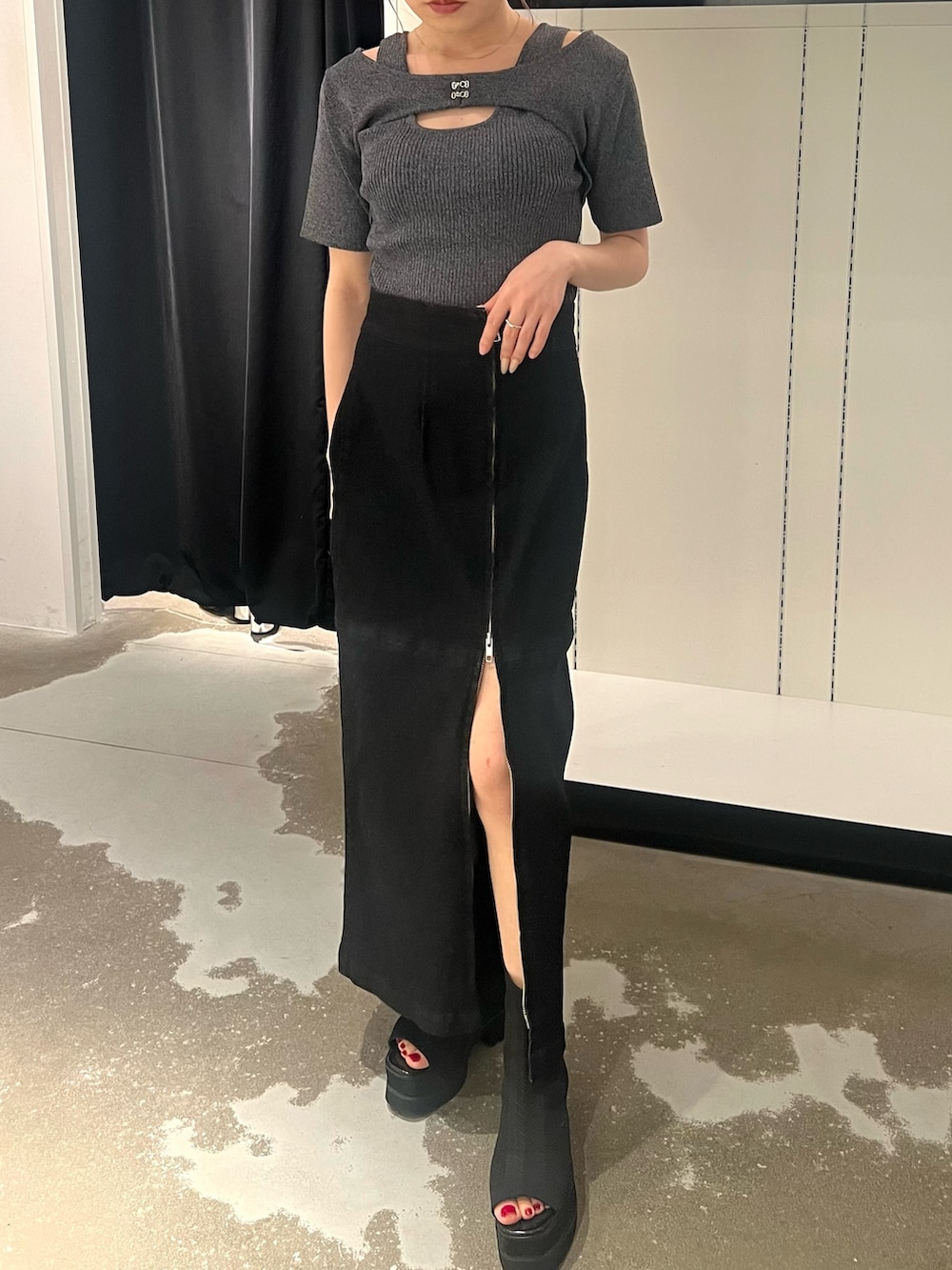 ブラック系のデニムスカート、その他のニット/セーター、ブラック系のサンダルを着用したレディースの夏コーディネートの5枚目の写真