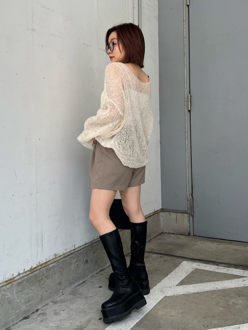 ホワイト系のニット/セーター、ベージュ系のその他パンツ、ブルー系のデニムジャケットを着用したレディースの秋コーディネートの2枚目の写真