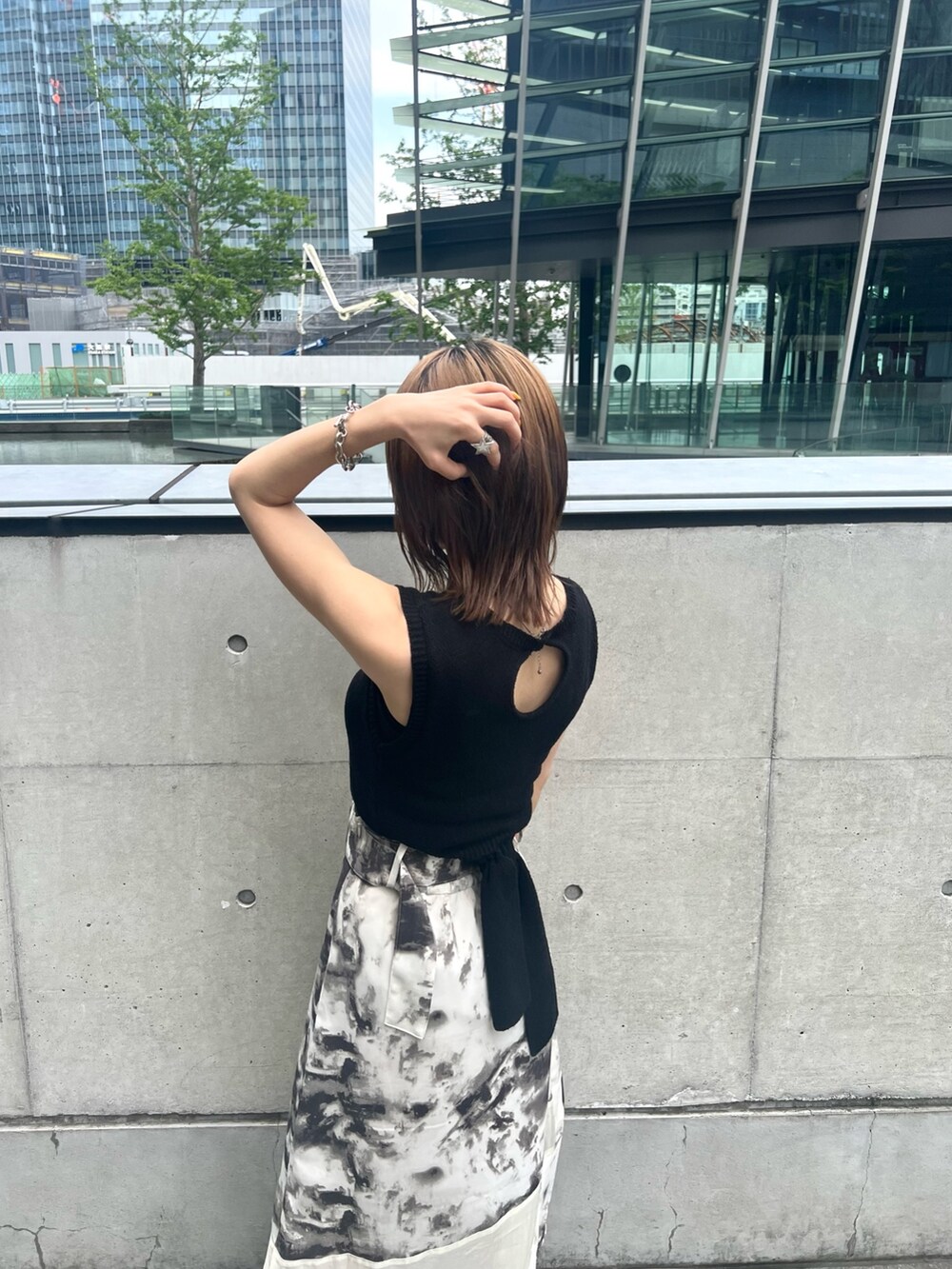 ブラック系のサンダル、ブラック系のハンドバッグ、その他のスカートを着用したレディースの夏コーディネートの4枚目の写真