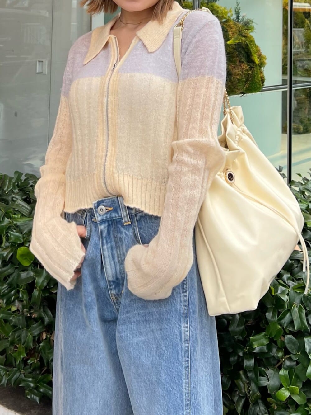 ブルー系のその他パンツ、イエロー系のショルダーバッグ、イエロー系のニット/セーターを着用したレディースの冬コーディネートの5枚目の写真