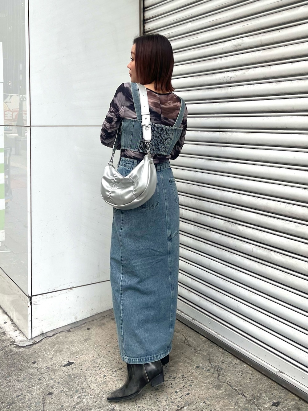 ブルー系のデニムスカート、ブルー系のその他トップス、シルバー系のショルダーバッグを着用したレディースの冬コーディネートの4枚目の写真