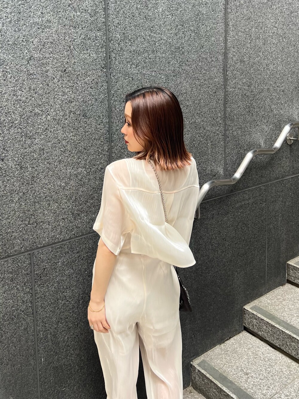 ホワイト系のシャツ/ブラウス、ホワイト系のタンクトップ、ホワイト系のその他パンツを着用したレディースの春コーディネートの6枚目の写真
