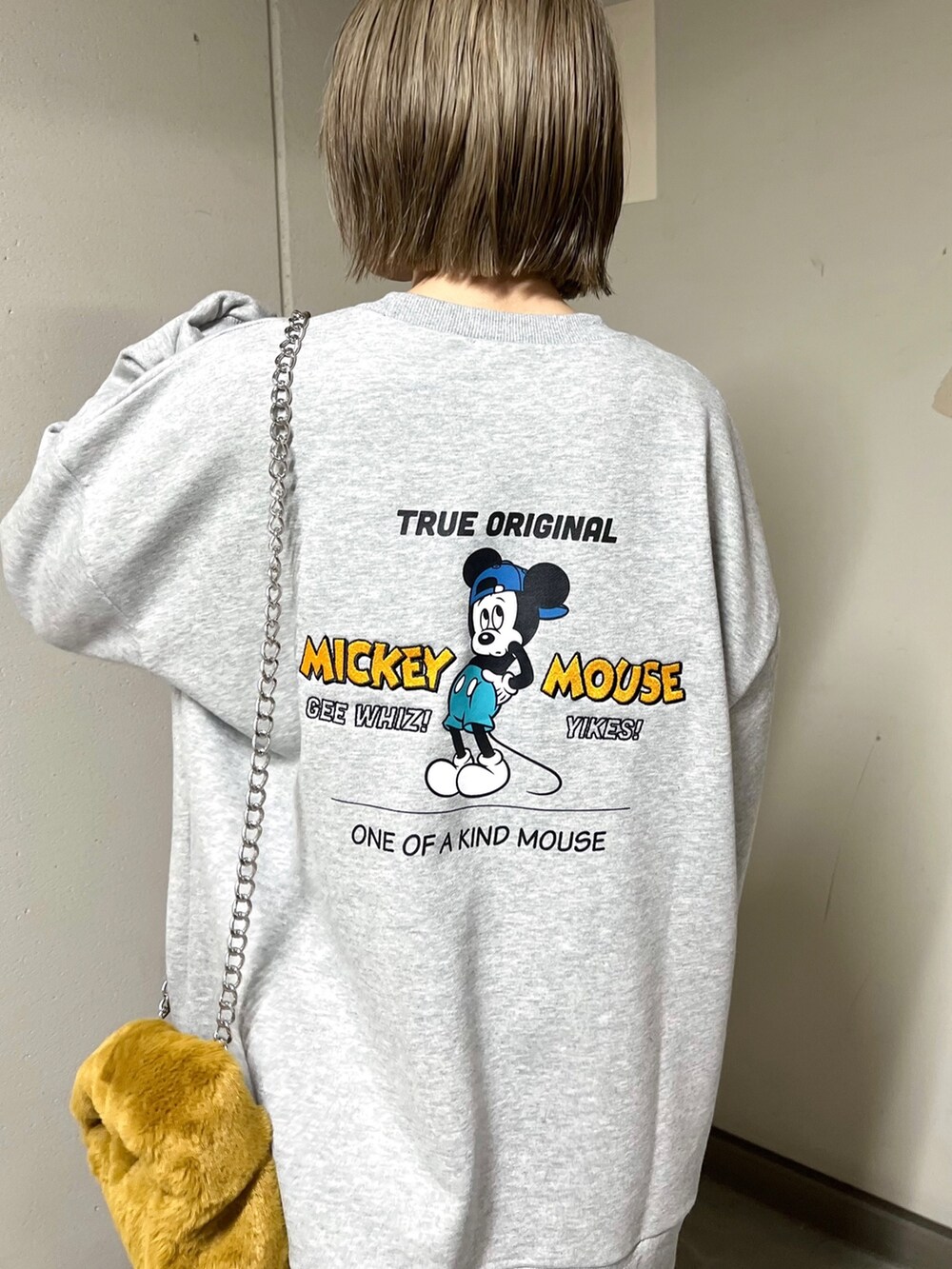 グレー系のスウェット、グレー系のその他パンツ、イエロー系のハンドバッグを着用したレディースの秋コーディネートの5枚目の写真