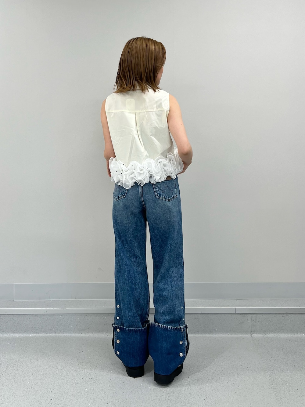ブルー系のデニムパンツ、イエロー系のシャツ/ブラウスを着用したレディースの夏コーディネートの3枚目の写真