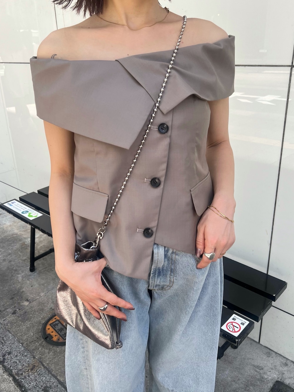 ブラウン系のシャツ/ブラウス、ブルー系のデニムパンツ、シルバー系のサンダルを着用したレディースの夏コーディネートの8枚目の写真