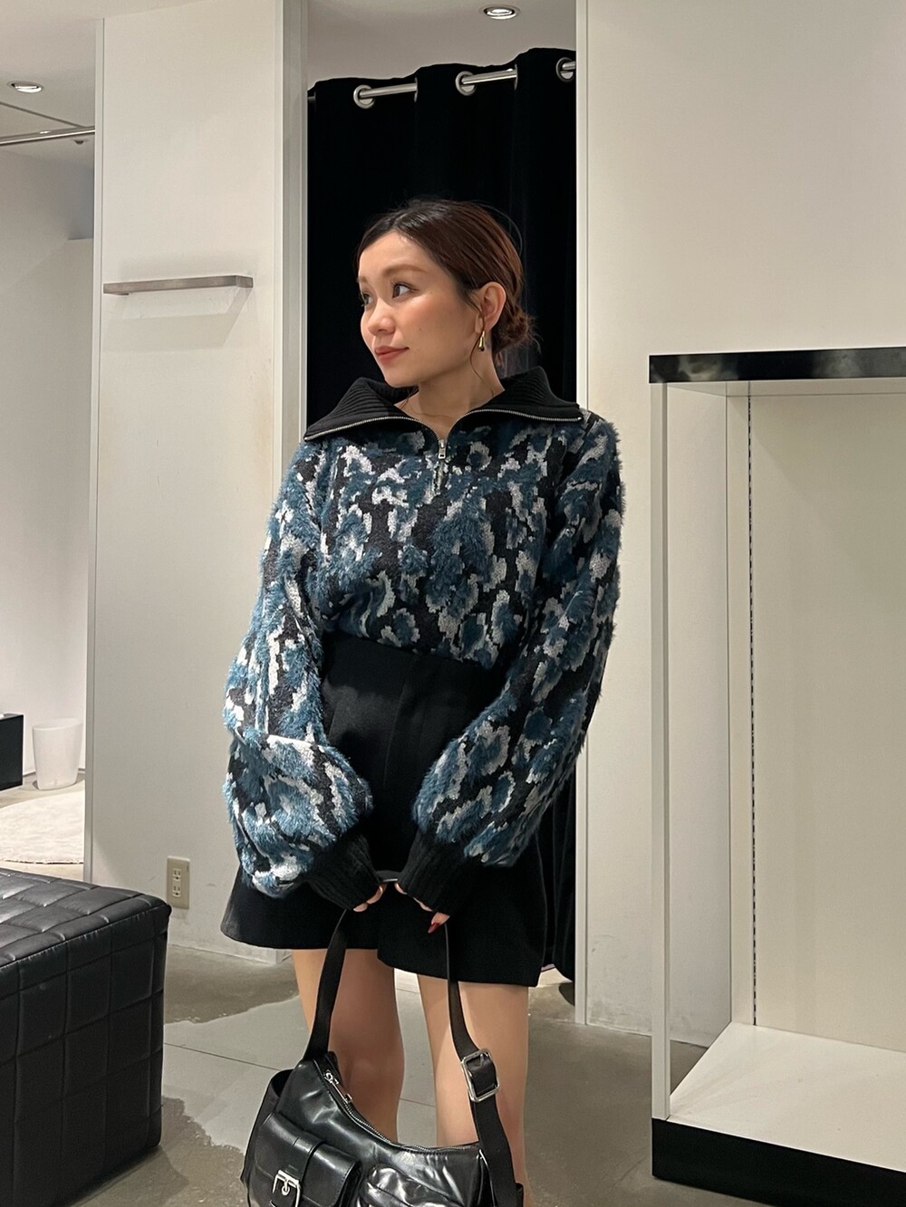 ブラック系のその他パンツ、ブラック系のニット/セーター、ブラック系のブーツを着用したレディースの秋コーディネートの4枚目の写真