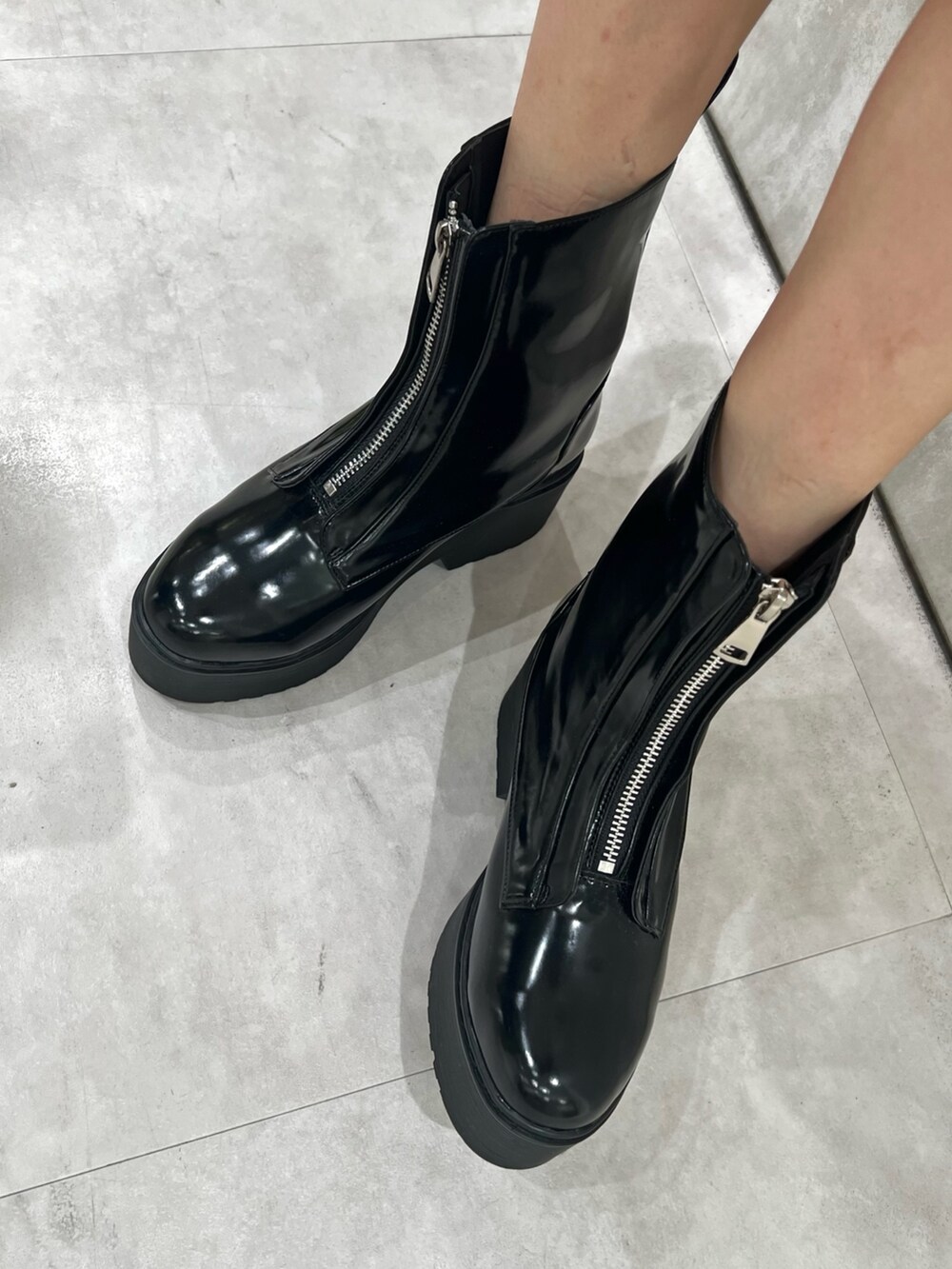 ホワイト系のカーディガン/ボレロ、ブラック系のスウェットパンツ、ブラック系のブーツを着用したレディースの冬コーディネートの7枚目の写真