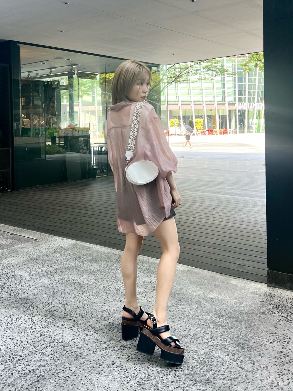 ピンク系のシャツ/ブラウス、ホワイト系のタンクトップ、ブラウン系のその他パンツを着用したレディースの夏コーディネートの3枚目の写真