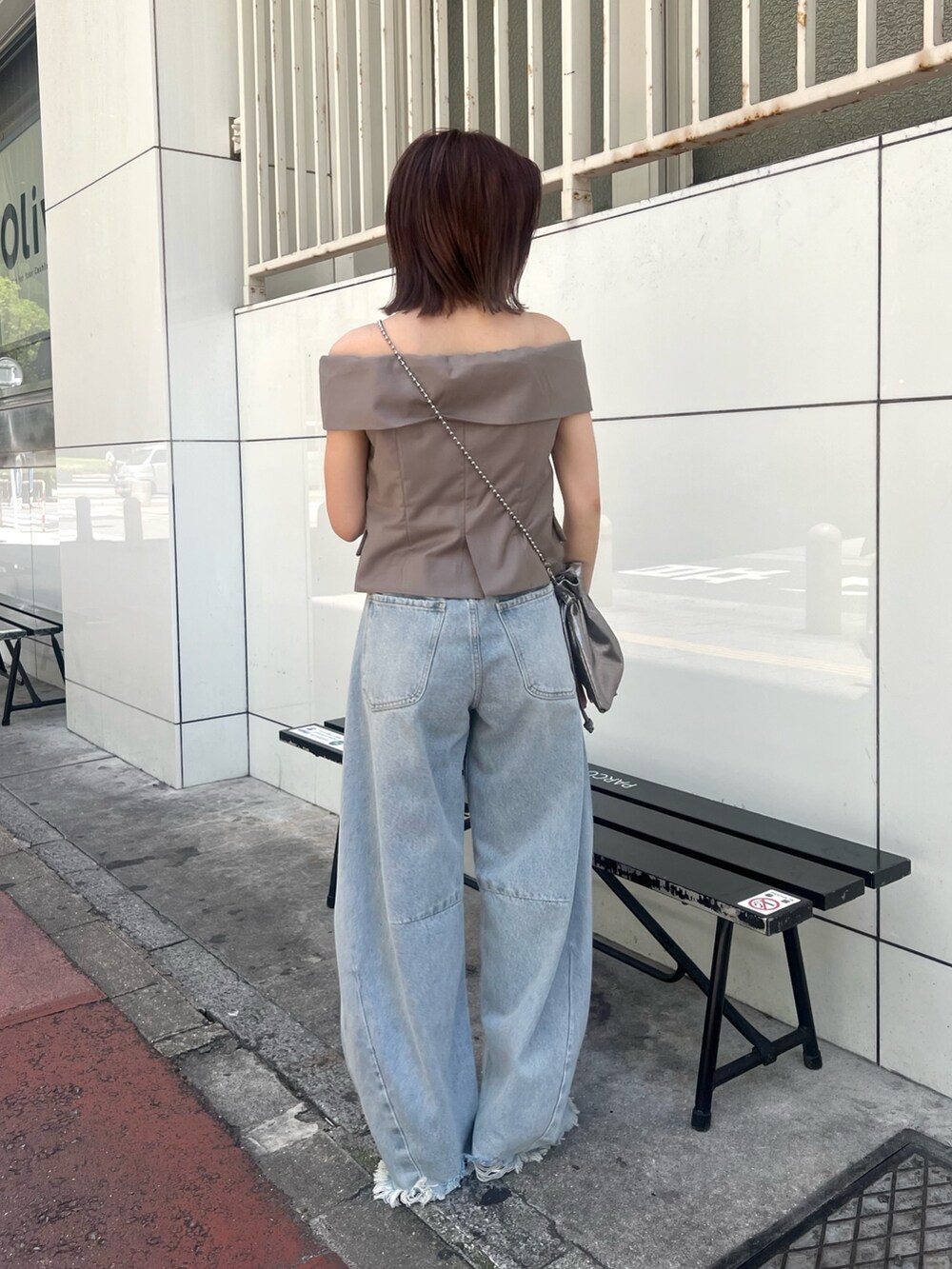 ブラウン系のシャツ/ブラウス、ブルー系のデニムパンツ、シルバー系のサンダルを着用したレディースの夏コーディネートの4枚目の写真