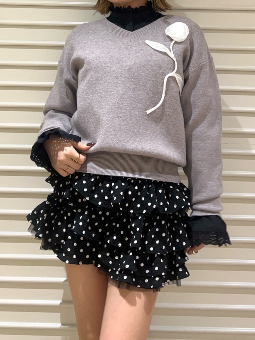 ブラック系のその他パンツ、ブラック系のシャツ/ブラウス、グレー系のニット/セーターを着用したレディースの冬コーディネートの5枚目の写真