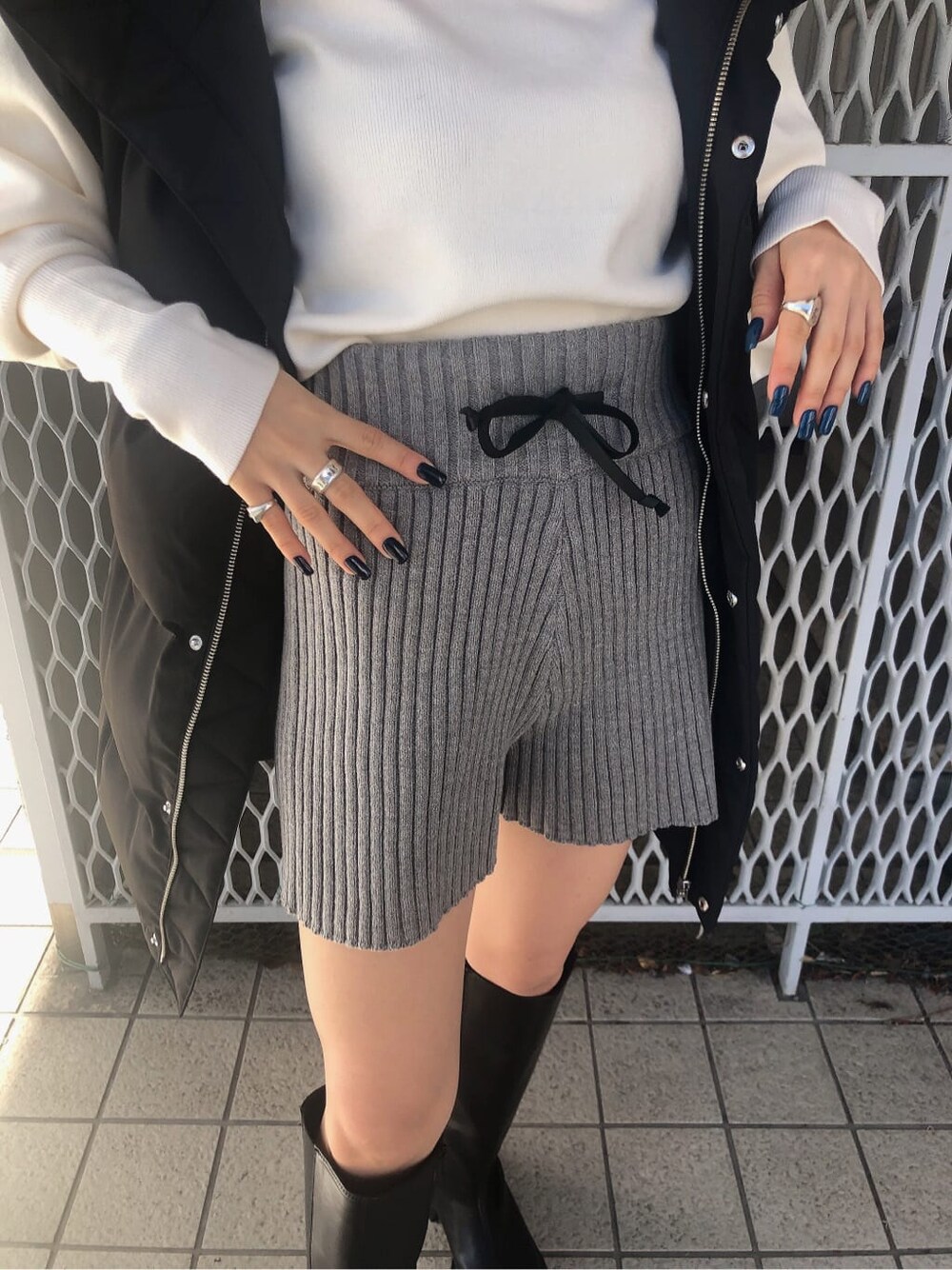 グレー系のその他パンツ、ブラック系のブーツ、ブラック系のダウンベストを着用したレディースの秋コーディネートの4枚目の写真