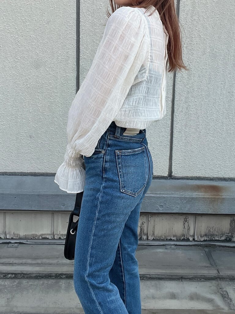 ブルー系のデニムパンツ、ホワイト系のシャツ/ブラウス、ブラック系のハンドバッグを着用したレディースの夏コーディネートの8枚目の写真