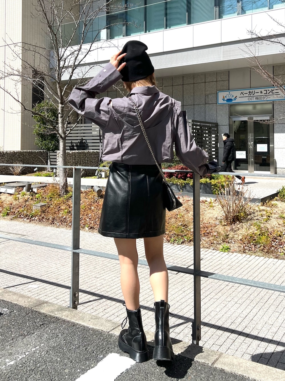 ブラック系のブーツ、ブラック系のスカート、グレー系のシャツ/ブラウスを着用したレディースの春コーディネートの2枚目の写真